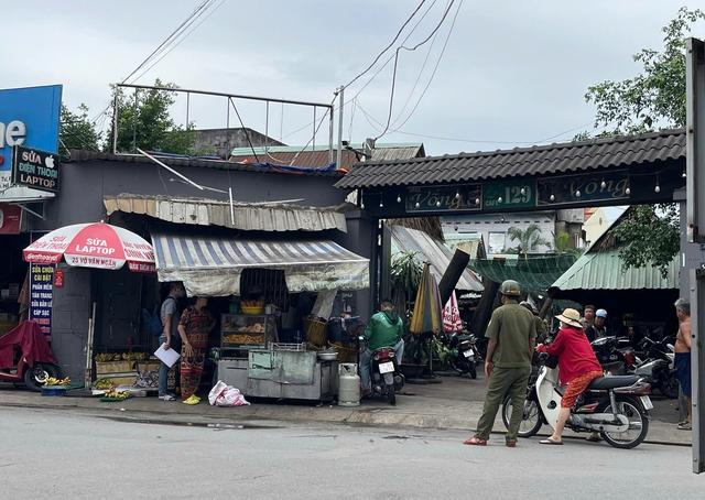 TP.HCM: Truy xét kẻ phóng hỏa đốt phòng trọ, cướp xe máy làm 2 người bị thương- Ảnh 1.