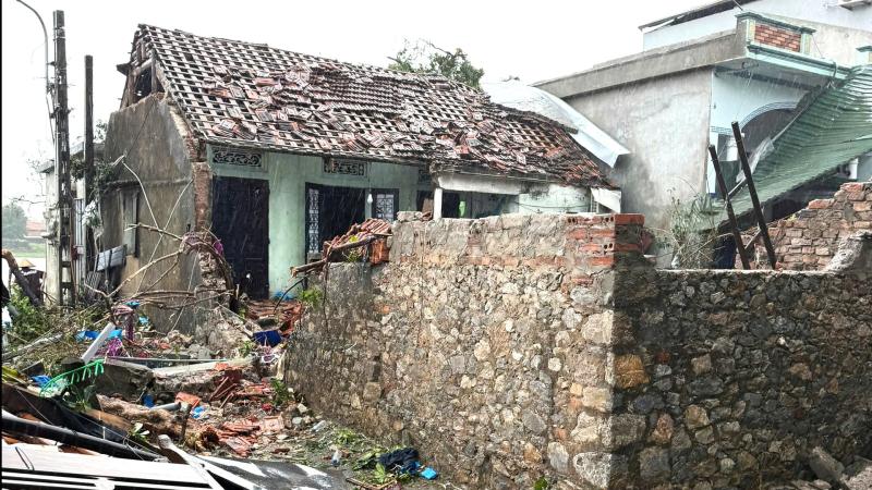 Lốc xóay Ninh Bình gây thiệt hại nghiêm trọng , người dân khắc phục hậu quả - Ảnh 3.