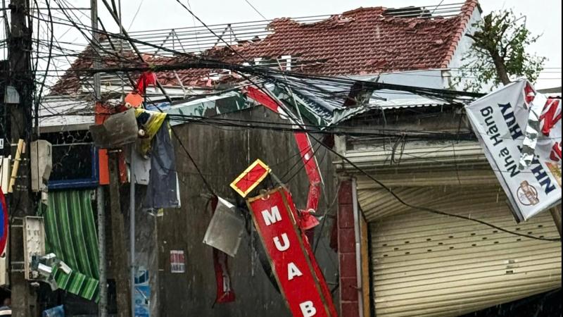 Lốc xóay Ninh Bình gây thiệt hại nghiêm trọng , người dân khắc phục hậu quả - Ảnh 5. Lốc xóay Ninh Bình gây thiệt hại nghiêm trọng , người dân khắc phục hậu quả - Ảnh 5.