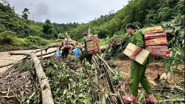 Công an cõng mì tôm cứu trợ dân cô lập tại bản Pa , xã Tam Thanh - Ảnh 1.
