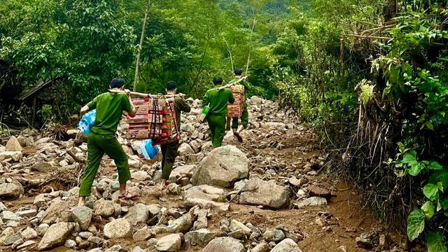 Công an cõng mì tôm cứu trợ dân cô lập tại bản Pa , xã Tam Thanh - Ảnh 2.