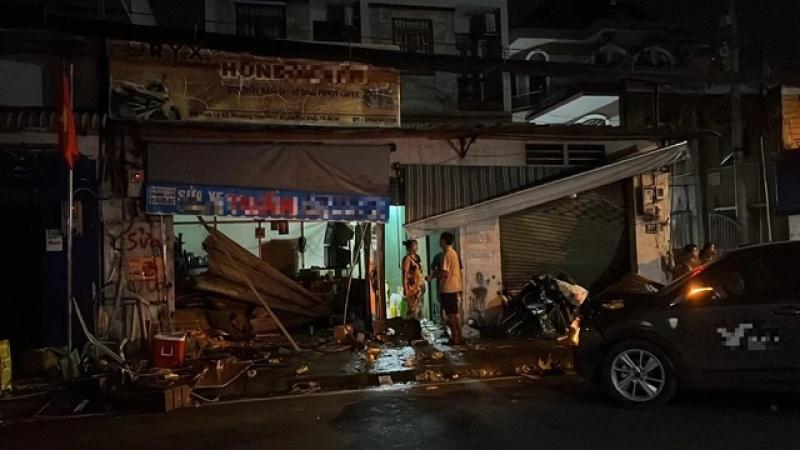 TP.HCM: Ô tô tông vào 2 nhà dân, 2 người đi cấp cứu- Ảnh 1. TP.HCM: Ô tô tông vào 2 nhà dân, 2 người đi cấp cứu- Ảnh 1.