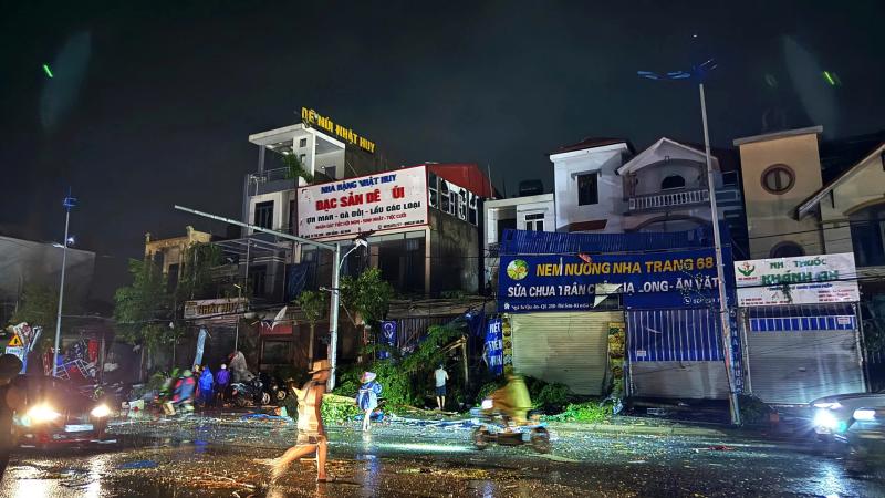 Lốc xóay Ninh Bình gây thiệt hại nghiêm trọng , người dân khắc phục hậu quả - Ảnh 7. Lốc xóay Ninh Bình gây thiệt hại nghiêm trọng , người dân khắc phục hậu quả - Ảnh 7.