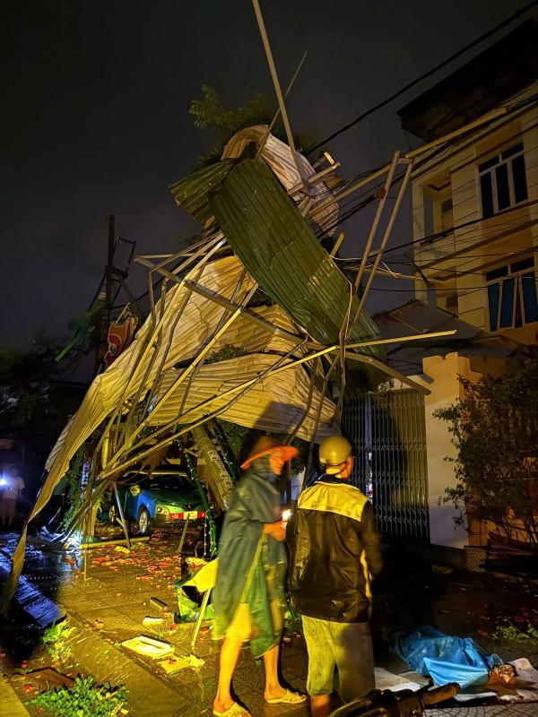 Lốc xóay Ninh Bình gây thiệt hại nghiêm trọng , người dân khắc phục hậu quả - Ảnh 8. Lốc xóay Ninh Bình gây thiệt hại nghiêm trọng , người dân khắc phục hậu quả - Ảnh 8.