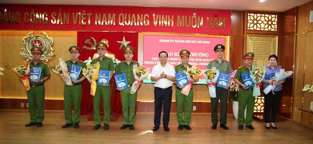 Khen thưởng Công an TP.HCM sau vụ triệt phá đường dây đánh bạc 20.000 tỉ đồng- Ảnh 4.
