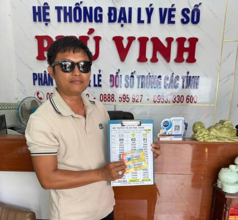 Khách trúng độc đắc 4 tỉ xổ số miền Nam, thuê xe 7 chỗ đi đổi thưởng - Ảnh 1.