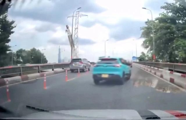 Xử lý tài xế taxi lạng lách, vượt ẩu trên cầu Bình Triệu - Ảnh 2.