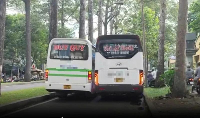 TP.HCM: Mời làm việc 2 xe khách chắn hết đường, xe máy phải chạy lên vỉa hè - Ảnh 1.