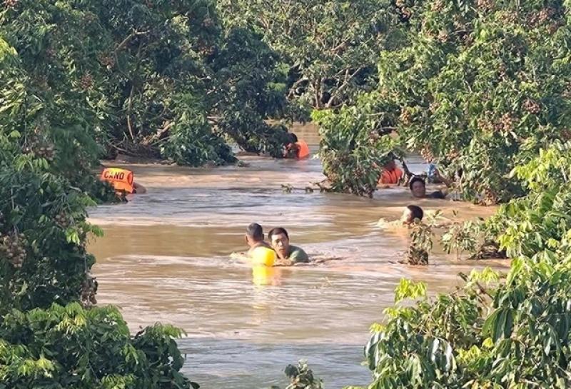 Giải cứu 14 người bị mắc kẹt trong lũ dữ ở Sơn La- Ảnh 2. Giải cứu 14 người bị mắc kẹt trong lũ dữ ở Sơn La- Ảnh 2.
