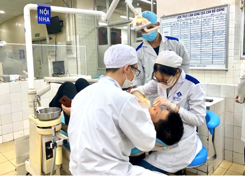 Toàn cảnh điểm chuẩn khối ngành sức khỏe 2025: Thay đổi ra sao ở từng trường, ngành - Ảnh 1.