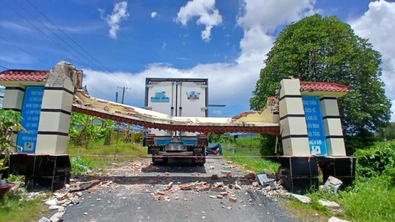 Cà Mau: Xe tải đi lấy hàng, kéo sập cổng chào xã - Ảnh 1.