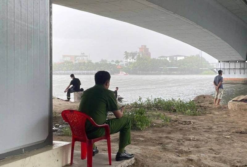 Vụ 2 thi thể nam giới dưới sông Sài Gòn: Tìm thấy thi thể cô gái- Ảnh 1. Vụ 2 thi thể nam giới dưới sông Sài Gòn: Tìm thấy thi thể cô gái- Ảnh 1.