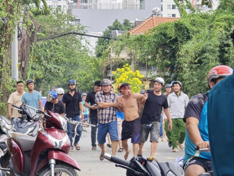 TP.HCM: Công an khống chế kẻ cầm dao múa loạn xạ, tâm lý bất thường- Ảnh 1.