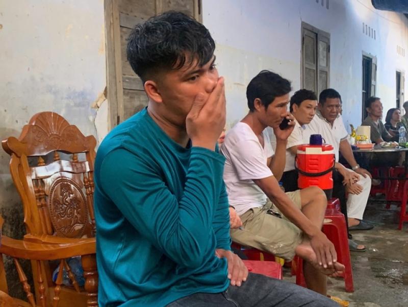 Tai nạn trên cao tốc Quy Nhơn - Chí Thạnh: Xóm nhỏ tiễn đưa người cha 'gà trống nuôi con'- Ảnh 1. Tai nạn trên cao tốc Quy Nhơn - Chí Thạnh: Xóm nhỏ tiễn đưa người cha 'gà trống nuôi con'- Ảnh 1.