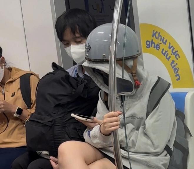 TP.HCM: Công an làm rõ vụ nam thanh niên bị tố sàm sỡ trên tàu metro- Ảnh 1. TP.HCM: Công an làm rõ vụ nam thanh niên bị tố sàm sỡ trên tàu metro- Ảnh 1.