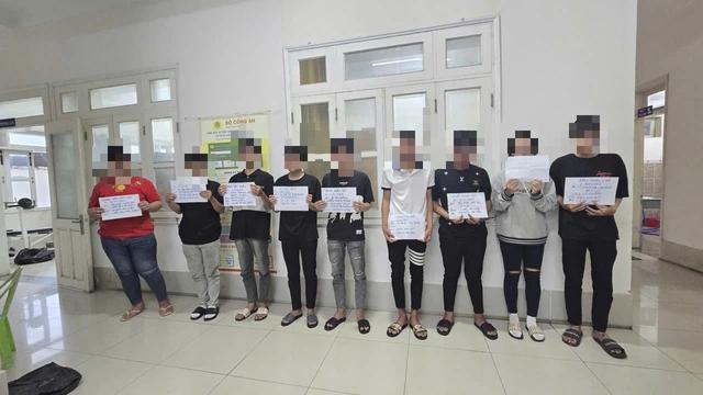 CSGT TP.HCM bắt 23 thanh thiếu niên hẹn nhau 'biểu diễn' xe máy lúc rạng sáng- Ảnh 1.