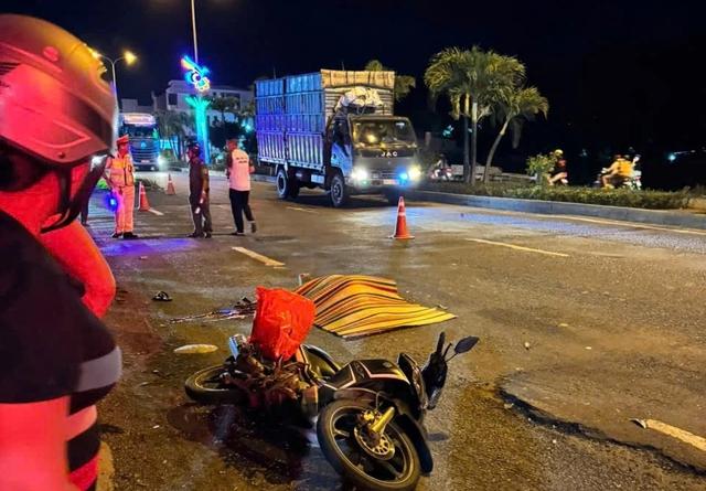Xe đưa đón công nhân rời hiện trường sau tai nạn chết người ở Gia Lai- Ảnh 1.