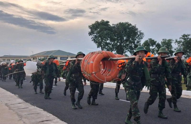 Quân đội Quảng Trị dốc sức ứng phó bão số 5, đảm bảo tính mạng, tài sản nhân dân- Ảnh 1.