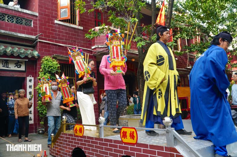 Hàng trăm người tham dự lễ xá tội vong nhân tại chùa Khánh Vân Nam Viện - Ảnh 12.