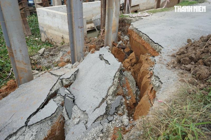 Hiện trường vụ sạt lở nghiêm trọng ngay trước cổng trường học ở Đồng Tháp- Ảnh 4. Hiện trường vụ sạt lở nghiêm trọng ngay trước cổng trường học ở Đồng Tháp- Ảnh 4.