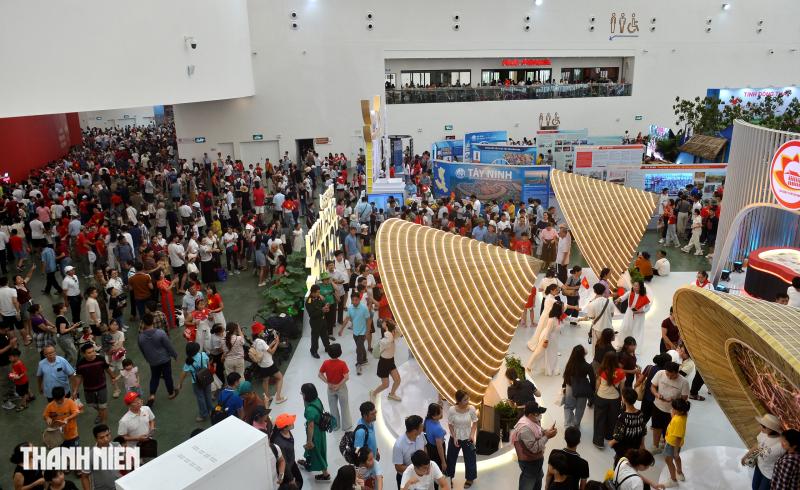 Người dân bất ngờ được chụp ảnh, tận tay sờ tên lửa, xe tăng của Việt Nam- Ảnh 16.