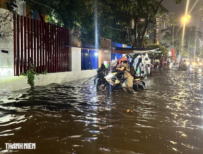 TP.HCM: Mưa lớn vào giờ tan tầm, đường ngập gần 2 tiếng- Ảnh 4.