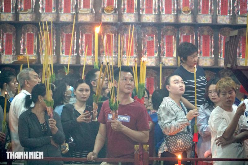 Hàng trăm người tham dự lễ xá tội vong nhân tại chùa Khánh Vân Nam Viện - Ảnh 9.