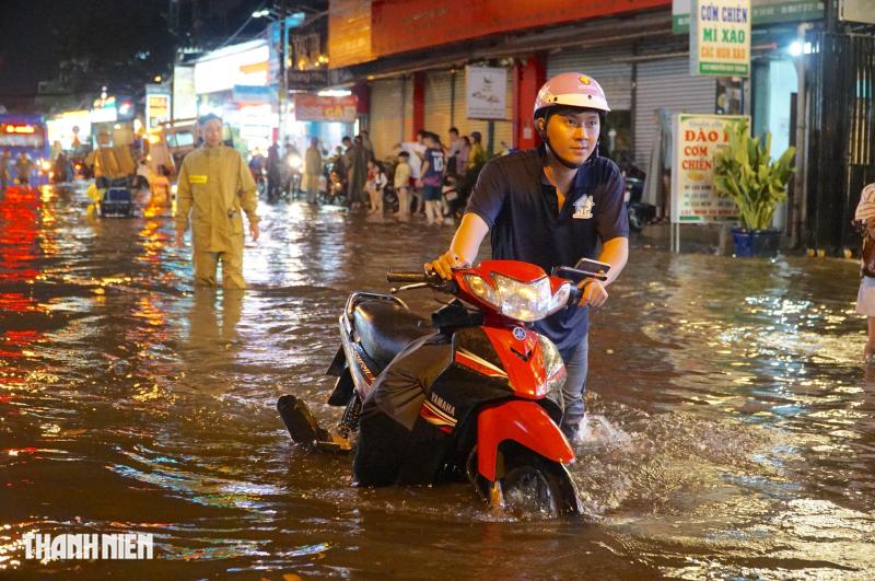 TP . HCM ngập nước hơn 1 m suốt 2 tiếng , ô tô chết máy la liệt - Ảnh 4. TP . HCM ngập nước hơn 1 m suốt 2 tiếng , ô tô chết máy la liệt - Ảnh 4.
