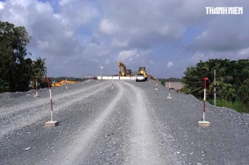 Ngưng cho xe qua cầu Đại Ngãi 2 để tiếp tục thi công - Ảnh 2.