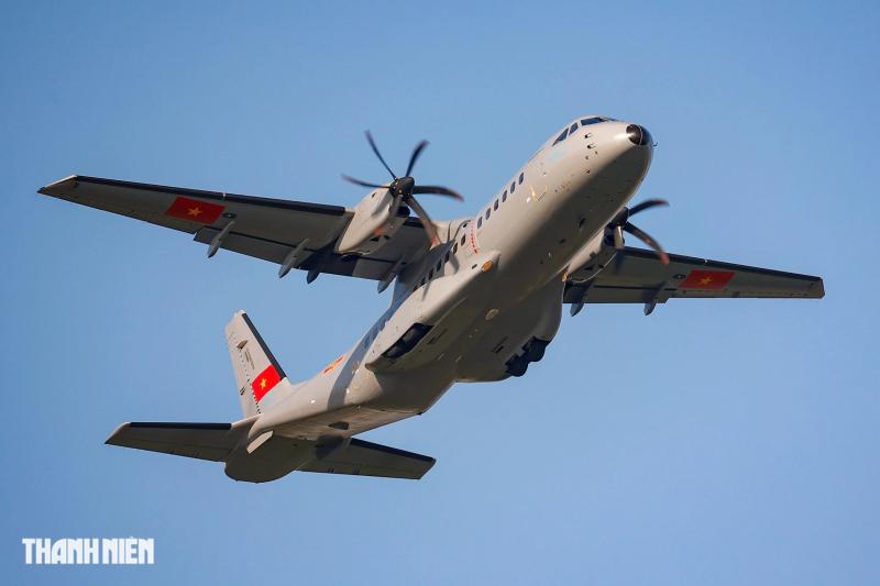 Xem 'ngựa thồ' C-295 khoác áo mới, bay biên đội 4 chiếc trên bầu trời Hà Nội- Ảnh 32.