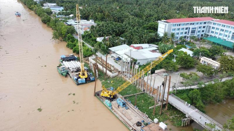 Hiện trường vụ sạt lở nghiêm trọng ngay trước cổng trường học ở Đồng Tháp- Ảnh 1. Hiện trường vụ sạt lở nghiêm trọng ngay trước cổng trường học ở Đồng Tháp- Ảnh 1.