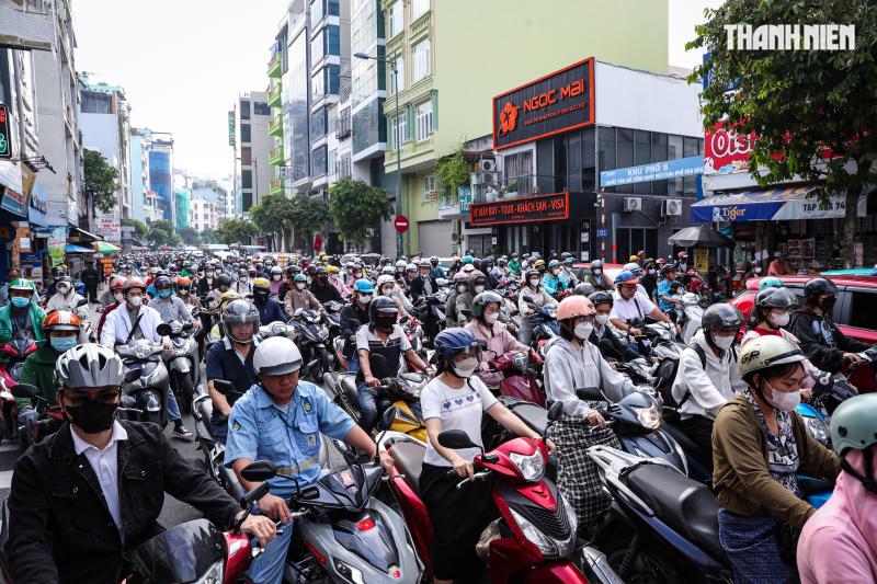 Xe kẹt cứng đường Bạch Đằng cửa ngõ sân bay Tân Sơn Nhất mỗi ngày - Ảnh 1.