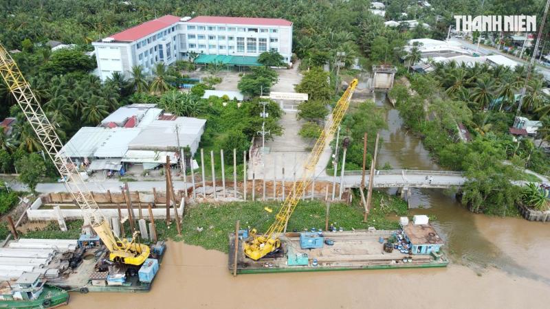 Hiện trường vụ sạt lở nghiêm trọng ngay trước cổng trường học ở Đồng Tháp- Ảnh 8. Hiện trường vụ sạt lở nghiêm trọng ngay trước cổng trường học ở Đồng Tháp- Ảnh 8.