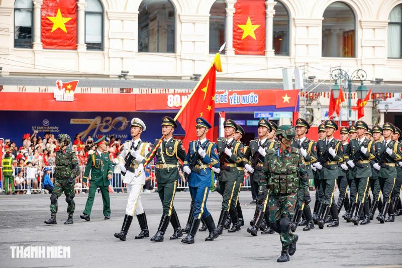 Lực lượng bịt mặt, 'như hình với bóng' bảo vệ khối quân đội nước ngoài tại A80 - Ảnh 4.
