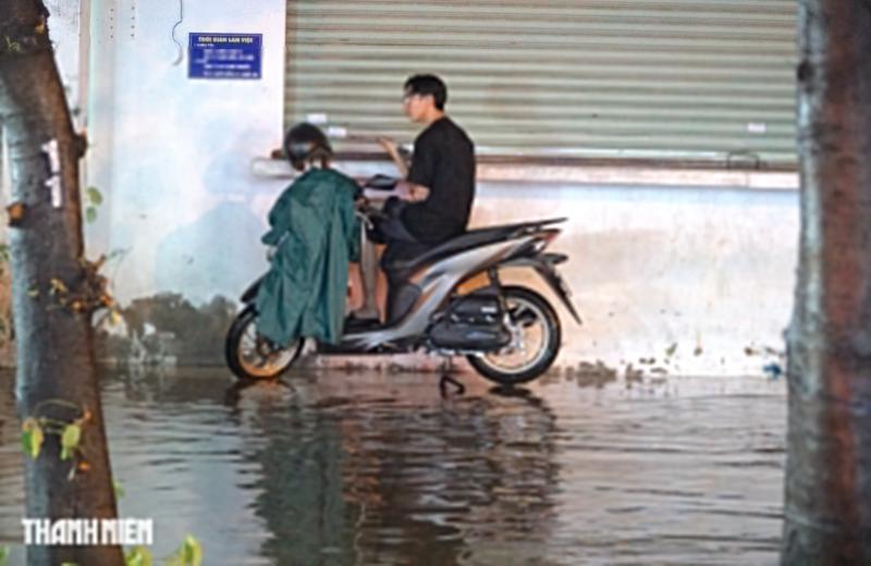 TP . HCM ngập nước hơn 1 m suốt 2 tiếng , ô tô chết máy la liệt - Ảnh 5. TP . HCM ngập nước hơn 1 m suốt 2 tiếng , ô tô chết máy la liệt - Ảnh 5.