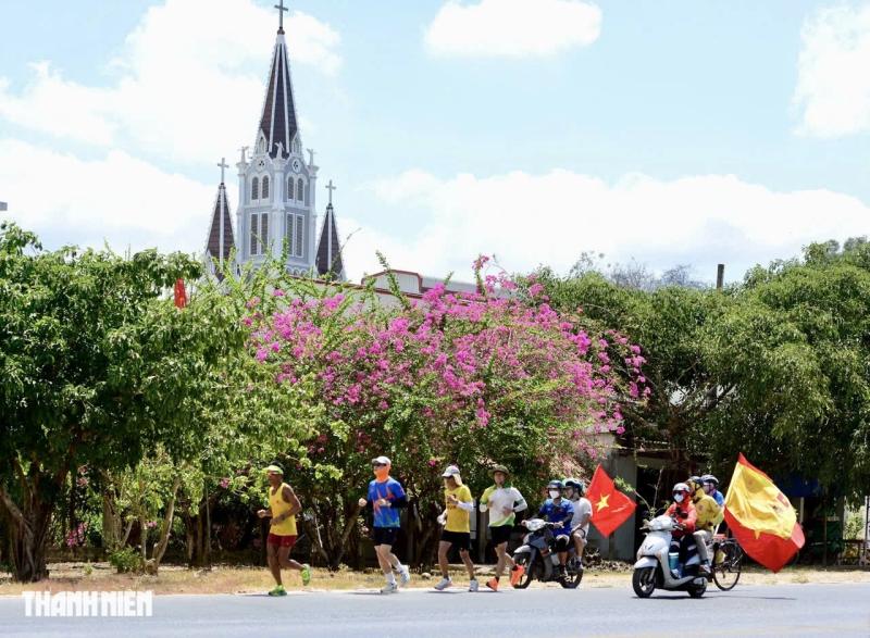 'Dị nhân Nguyễn Văn Long' sẽ chạy bộ 1.636 km để dự concert quốc gia 2.9 - Ảnh 4.