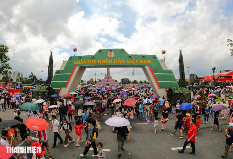 Người dân bất ngờ được chụp ảnh, tận tay sờ tên lửa, xe tăng của Việt Nam- Ảnh 1.