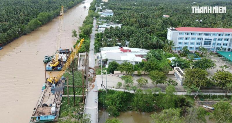 Hiện trường vụ sạt lở nghiêm trọng ngay trước cổng trường học ở Đồng Tháp- Ảnh 11. Hiện trường vụ sạt lở nghiêm trọng ngay trước cổng trường học ở Đồng Tháp- Ảnh 11.