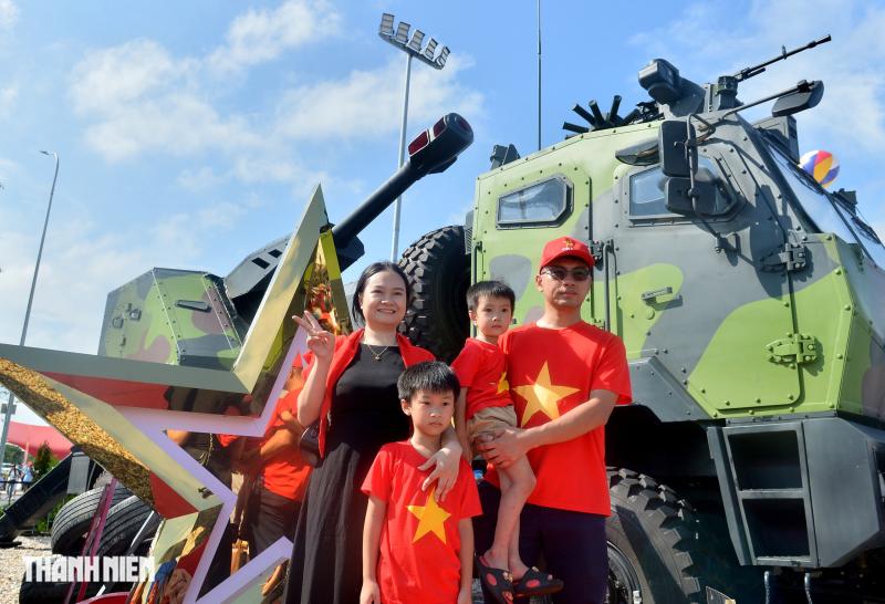 Người dân bất ngờ được chụp ảnh, tận tay sờ tên lửa, xe tăng của Việt Nam- Ảnh 3.