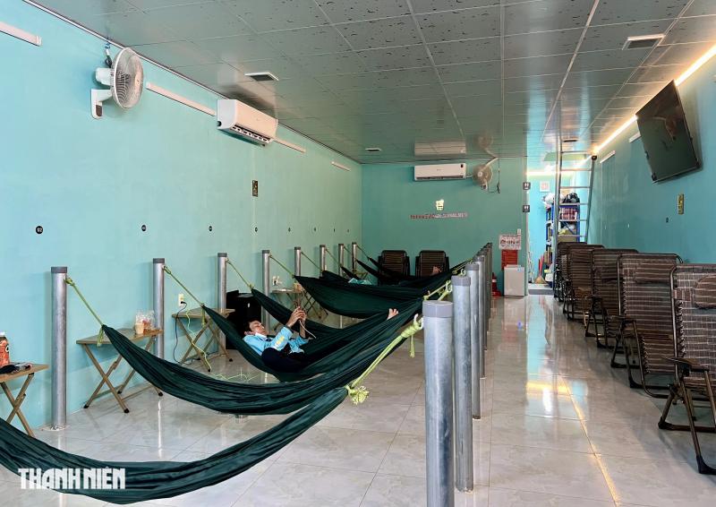 Bất ngờ lý do trạm sạc xe điện có máy lạnh, lọc không khí và sân bóng - Ảnh 1.