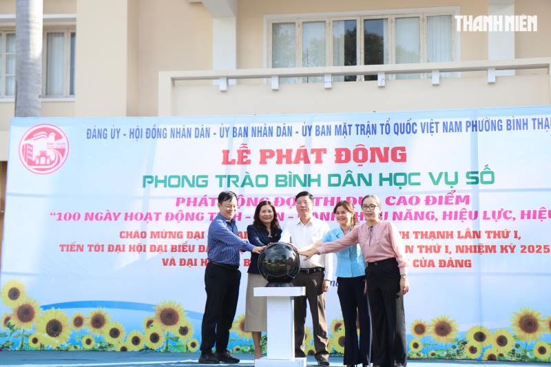 Người lớn tuổi ở TP.HCM đến quán cà phê học chuyển đổi số- Ảnh 5. Người lớn tuổi ở TP.HCM đến quán cà phê học chuyển đổi số- Ảnh 5.