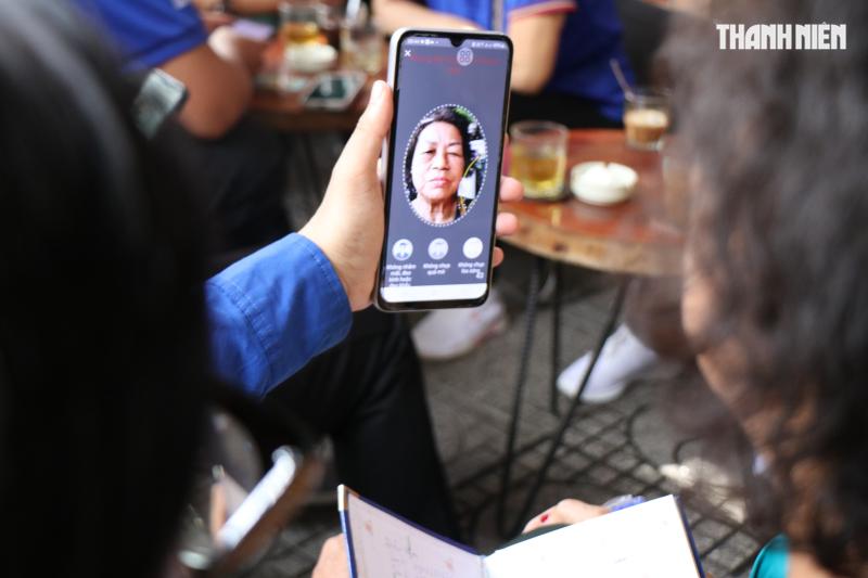 Người lớn tuổi ở TP.HCM đến quán cà phê học chuyển đổi số- Ảnh 3. Người lớn tuổi ở TP.HCM đến quán cà phê học chuyển đổi số- Ảnh 3.
