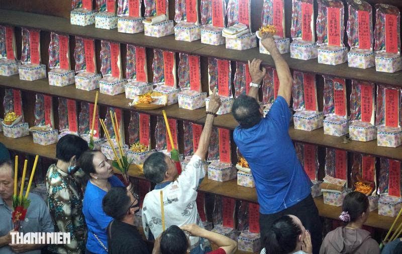 Hàng trăm người tham dự lễ xá tội vong nhân tại chùa Khánh Vân Nam Viện - Ảnh 7.