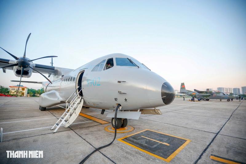 Xem 'ngựa thồ' C-295 khoác áo mới, bay biên đội 4 chiếc trên bầu trời Hà Nội- Ảnh 2.