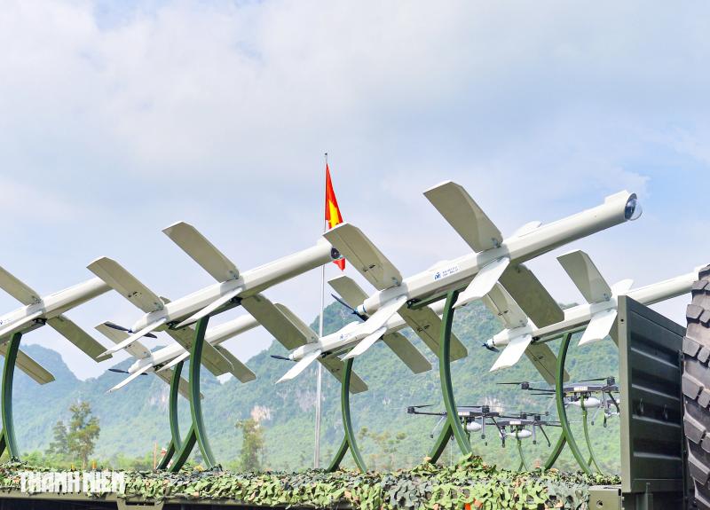 Ngắm xe tăng hiện đại nhất thế giới, UAV cảm tử tại tổng hợp luyện diễu binh- Ảnh 17. Ngắm xe tăng hiện đại nhất thế giới, UAV cảm tử tại tổng hợp luyện diễu binh- Ảnh 17.