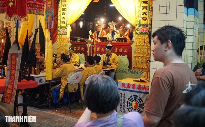 Hàng trăm người tham dự lễ xá tội vong nhân tại chùa Khánh Vân Nam Viện - Ảnh 2.