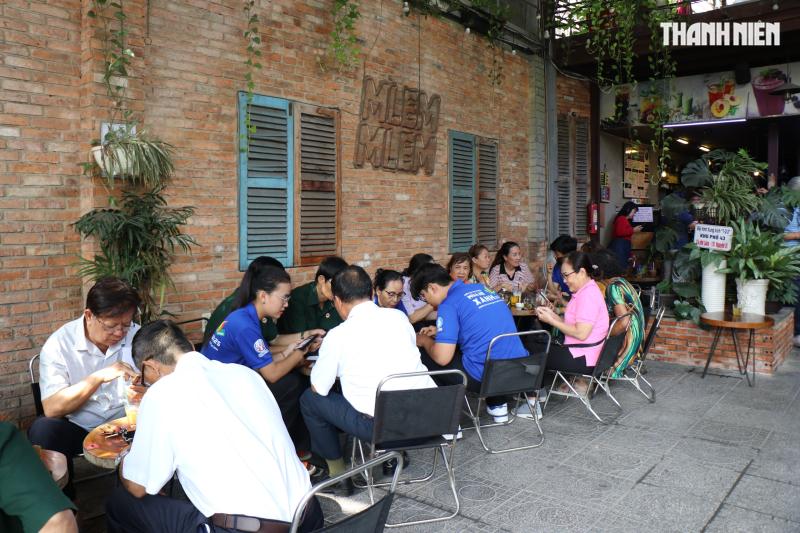 Người lớn tuổi ở TP.HCM đến quán cà phê học chuyển đổi số- Ảnh 2. Người lớn tuổi ở TP.HCM đến quán cà phê học chuyển đổi số- Ảnh 2.