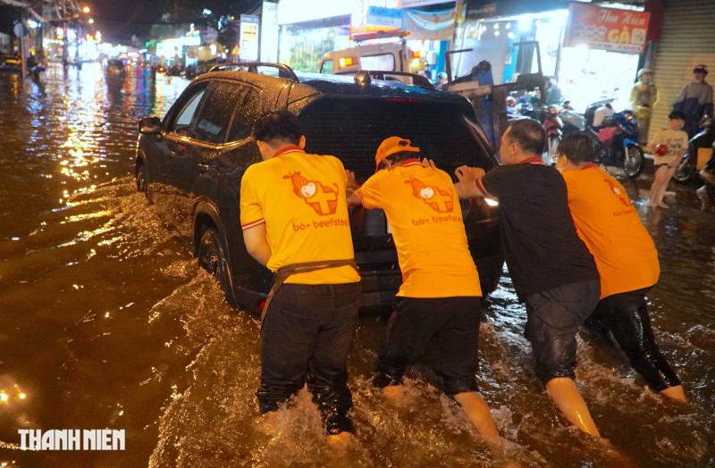 TP . HCM ngập nước hơn 1 m suốt 2 tiếng , ô tô chết máy la liệt - Ảnh 11. TP . HCM ngập nước hơn 1 m suốt 2 tiếng , ô tô chết máy la liệt - Ảnh 11.