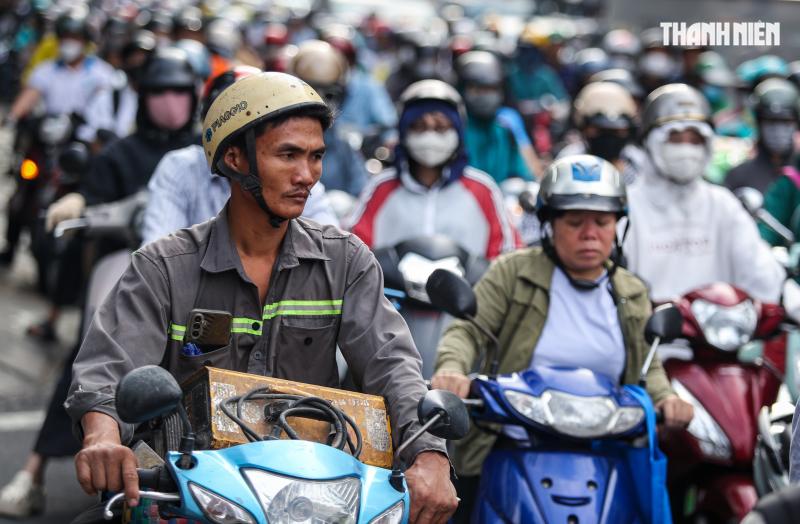 Xe kẹt cứng đường Bạch Đằng cửa ngõ sân bay Tân Sơn Nhất mỗi ngày - Ảnh 3.