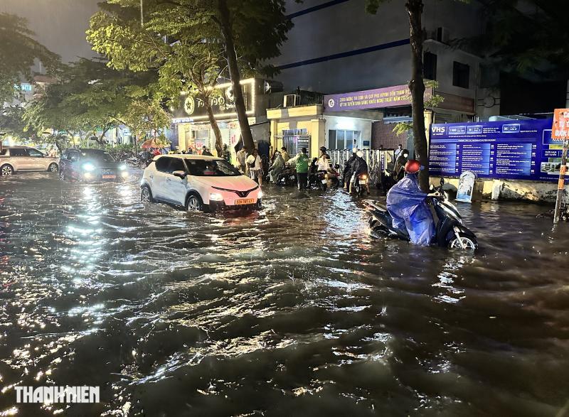TP.HCM: Mưa lớn vào giờ tan tầm, đường ngập gần 2 tiếng- Ảnh 1.